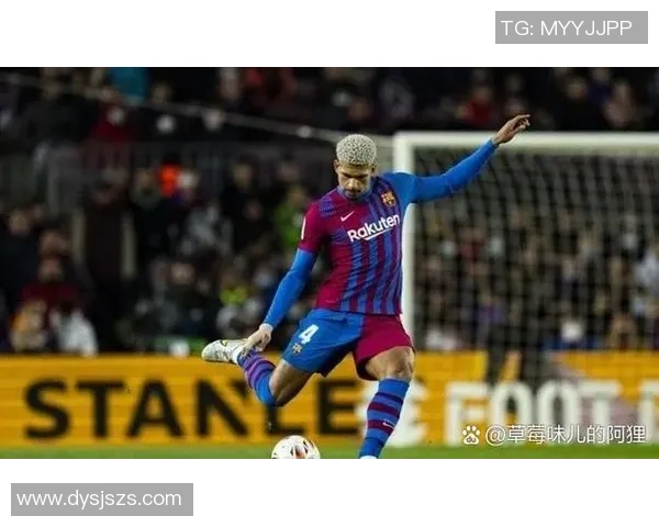 足球明星如何在场上对裁判的袒护行为影响比赛公正性与球迷情绪